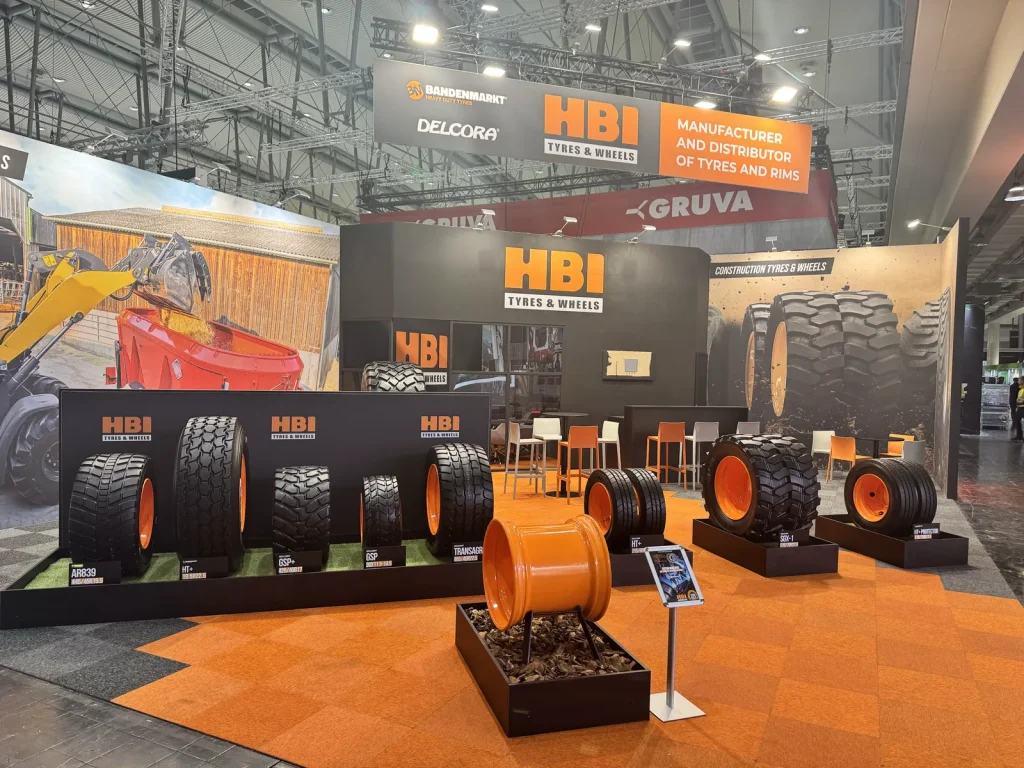 Beursstand van HBI Tyres & Wheels met Bandenmarkt- en Delcora-banden en velgen
